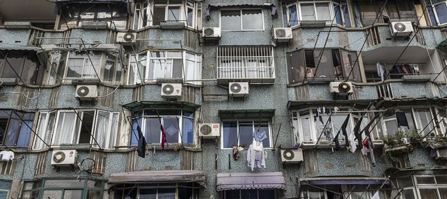El compresor del aire acondicionado no se puede instalar en la fachada del edificio El compresor del aire acondicionado no se puede instalar en la fachada del edificio