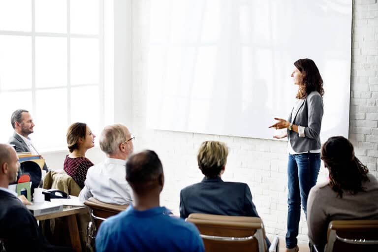 Accademia consulenza immagine corso strategie di marketing e tecniche di vendita spiegazione in aula con gestione dei clienti