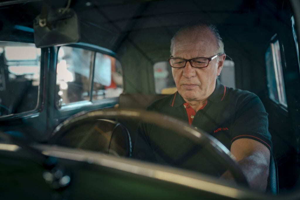 Der Chef der Garage amsportcars in Wilderswil: Beat Amacher. Er kontrolliert hinter dem Steuer eines Oldtimers die Zündung und Bremslichter