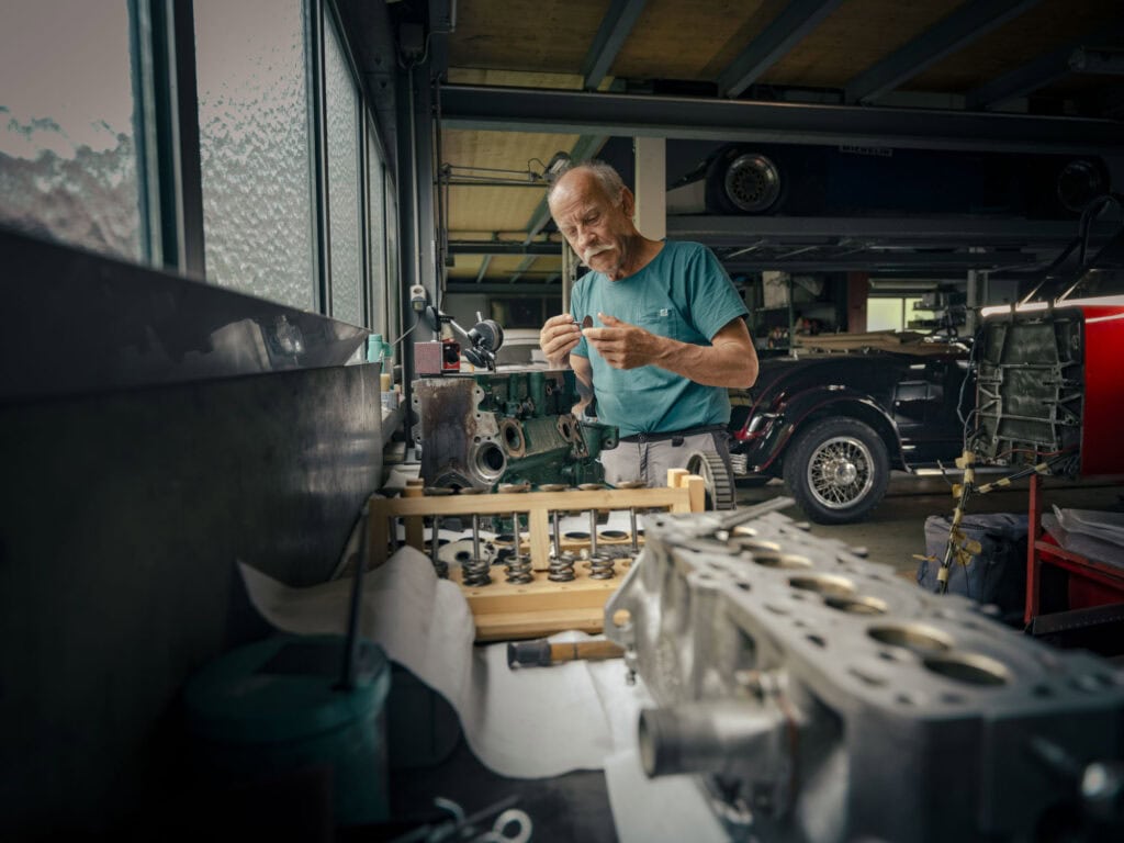 Heinz Mühlemann von der Garage amsportcars in Wilderswil, repariert den Motor eines Formel 3-Rennwagens.
