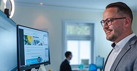 Digitale ANTRAGO Konferenz: Kundenservice-Mitarbeiter hält einen Vortrag