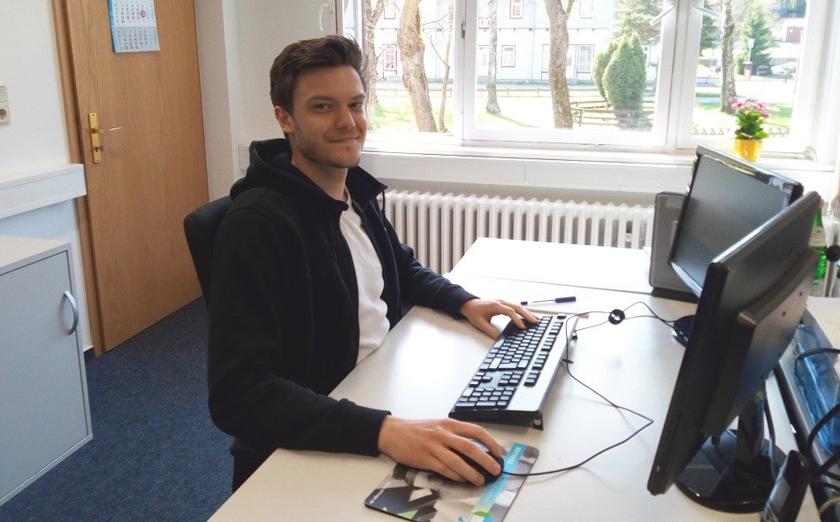 Praktikant Fabian F. an seinem Arbeitsplatz