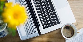Schreibtisch mit Laptop und Kaffee