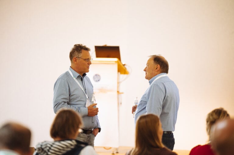 Zwei Männer im Gespräch beim ANTRAGO Anwendertreffen 2024.