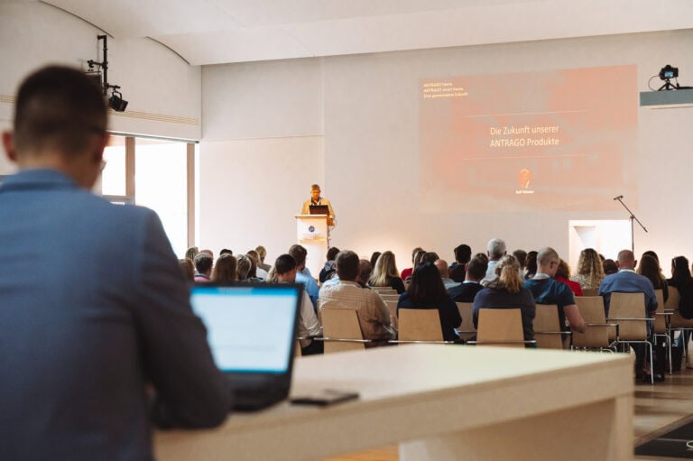 Redner bei ANTRAGO Anwendertreffen 2024 vor Publikum.