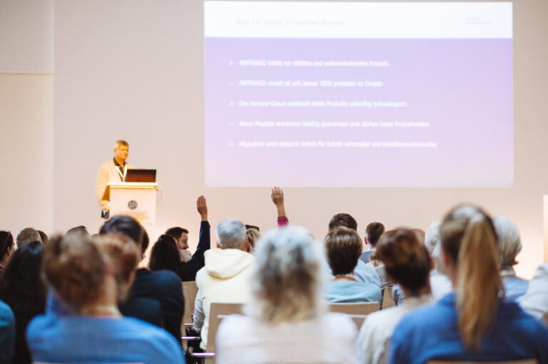 Sprecher bei ANTRAGO Anwendertreffen 2024 vor Publikum.