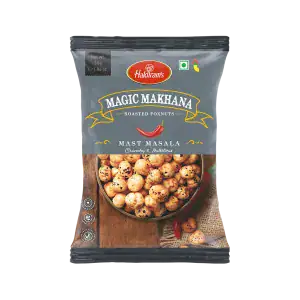 Asiatischer Lebensmittelladen - Makhana Snack, geröstete Haselnüsse, asiatische Lebensmittel.