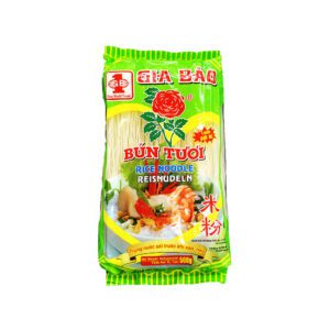 Asiatische Lebensmittel Online-Shop. Frische Reisnudeln in Verpackung.