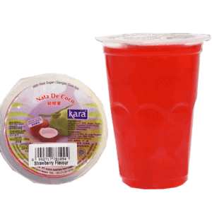 Nata De Coco Erdbeere in Verpackung und Becher, asiatischer Lebensmittelladen.