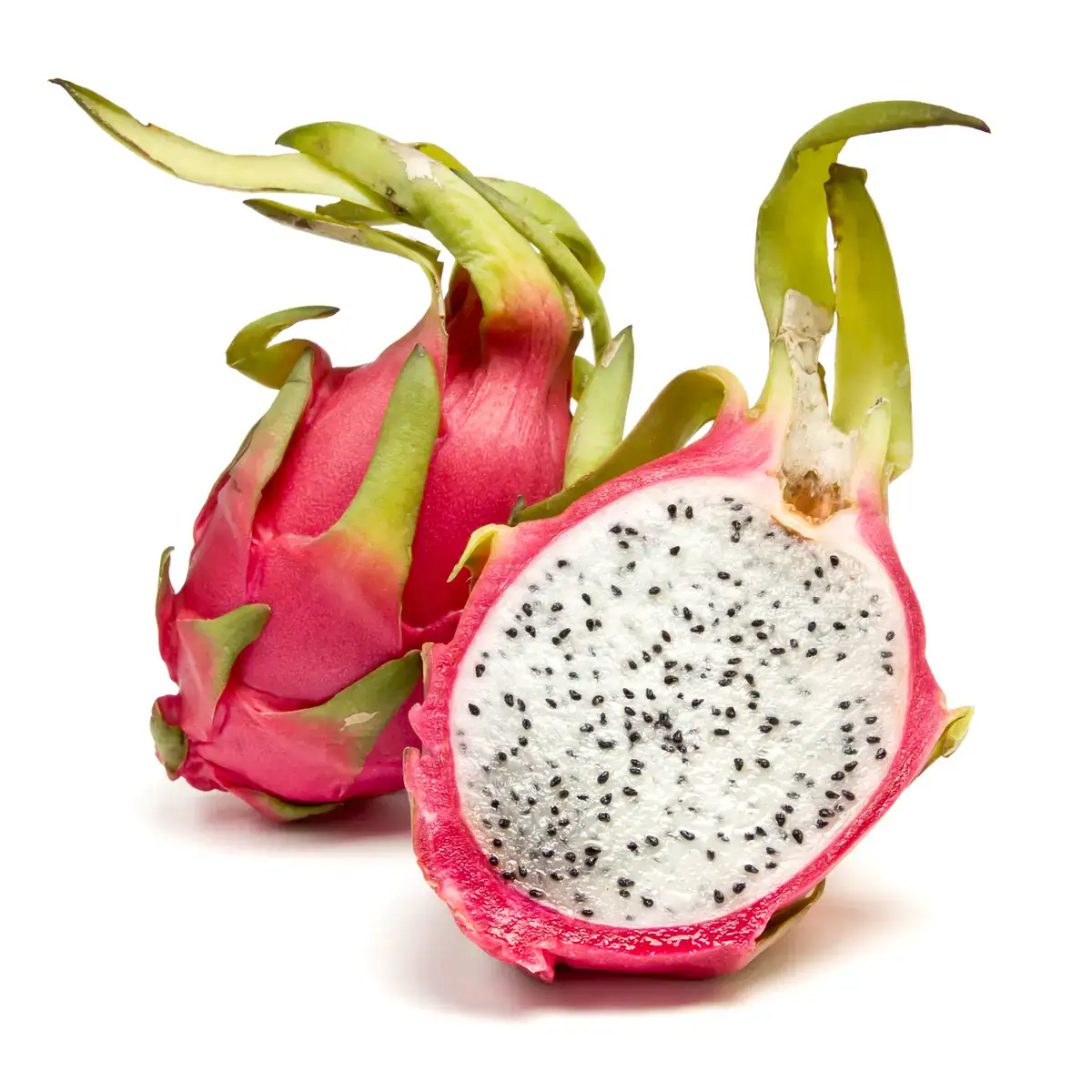 Frische weiße Drachenfrucht, halbe und ganze, im asiatischen Lebensmittel Shop.