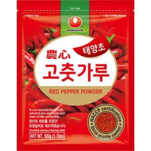 Asiatischer Lebensmittelladen - Chilipulver, 500g, rote Verpackung mit Chili-Bildern.