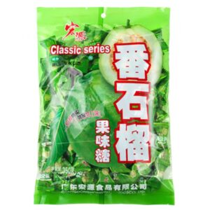 Asiatische Lebensmittel Online-Shop. Guavenbonbons in grüner Verpackung.
