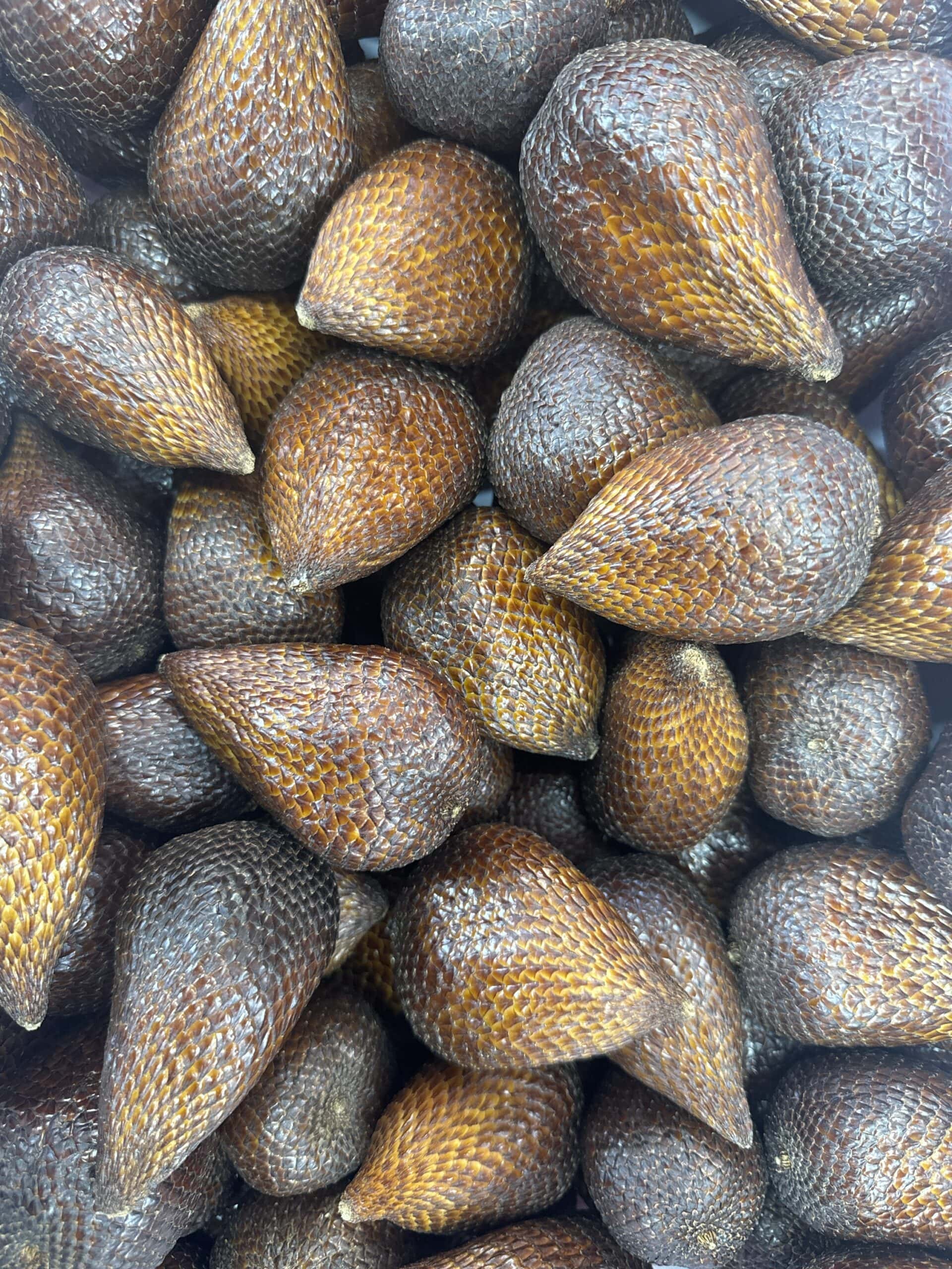 Salak Früchte, auch Schlangenfrüchte genannt, im asiatischen Lebensmittel Online-Shop.
