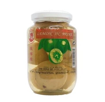 Asiatischer Pickled Lemon im Glas für asiatische Küche.