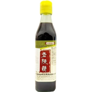 Asiatischer Essig für Kochen und Marinaden im asiatischen Lebensmittel Shop.