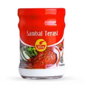 Sambal Pedas im asiatischen Lebensmittel Online-Shop, scharfe Chilipaste in rotem Glasbehälter.