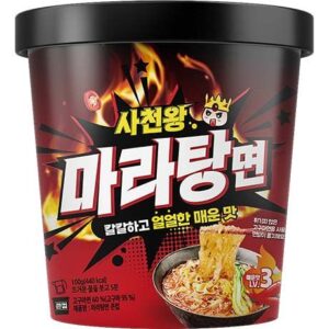 Asiatischer Lebensmittelladen, scharfe Instant-Nudeln in Becher, spicy Geschmack.