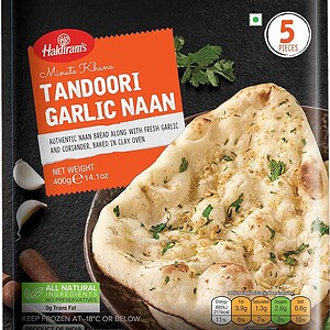 Indisches Tandoori Garlic Naan mit frischem Knoblauch und Koriander.