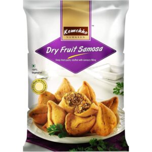 Asiatischer Lebensmittelladen - Trockenfrüchte Samosa, vegetarisch, knusprig, asiatische Spezialität.