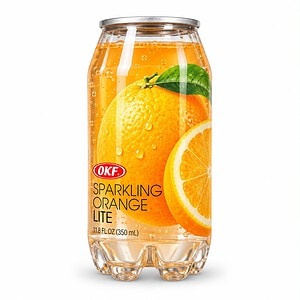 Erfrischendes Orangenlimonade in Glasflasche, asiatischer Lebensmittelladen.