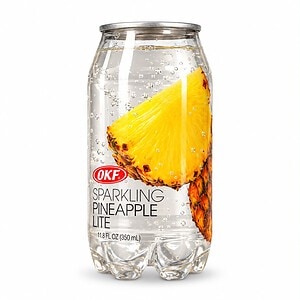 Erfrischendes Ananassaft-Getränk im asiatischen Lebensmittel Shop.