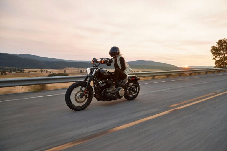Motocycliste québécois sur la route au crépuscule, prête pour la première randonnée du printemps 2026
