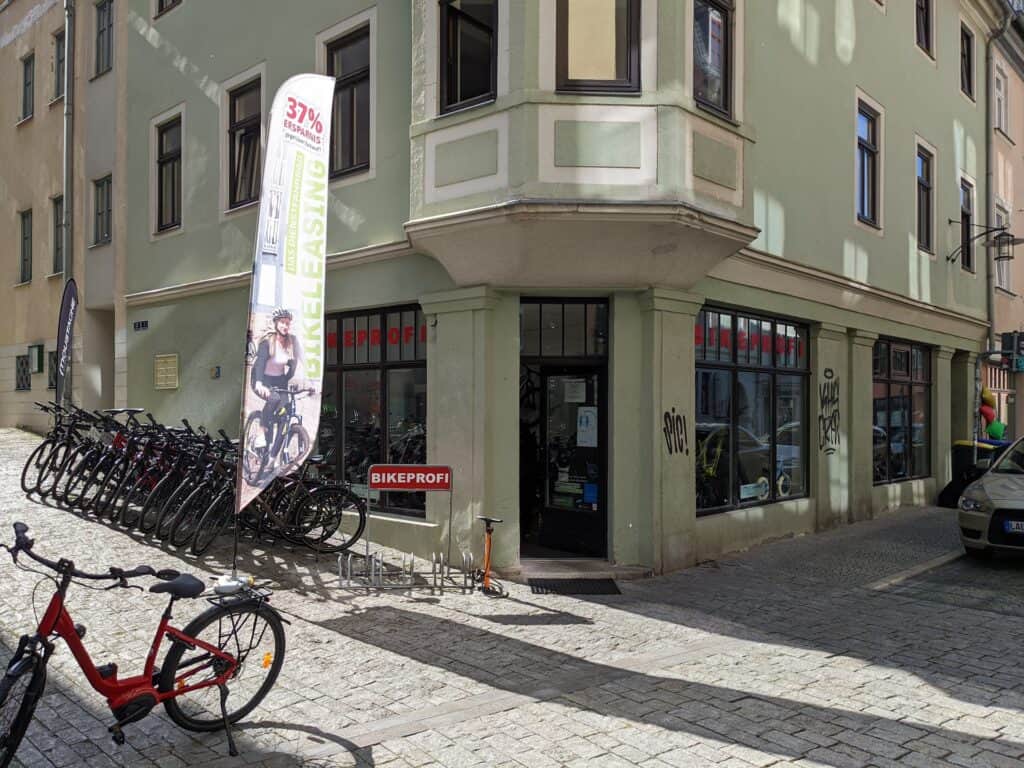 BikeProfi Fahrradgeschäft am Herderplatz in Weimar mit Fahrradständern und Banner.