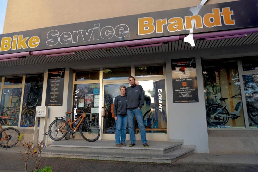Bike Service Brandt in Vaihingen mit Fahrrad und Personal vor dem Laden.