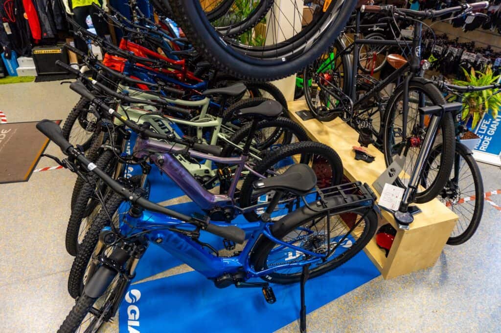 Verschiedene E-Bikes und Mountainbikes im Bike Shop in Vaihingen.