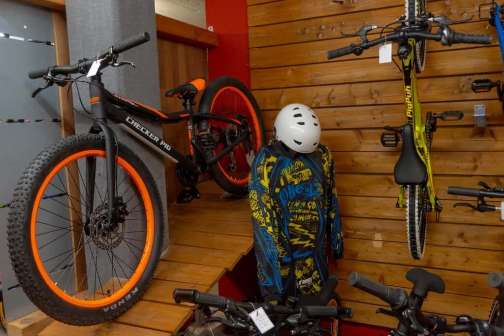 Mountainbike und Fahrradhelme im Bike Shop Vaihingen.