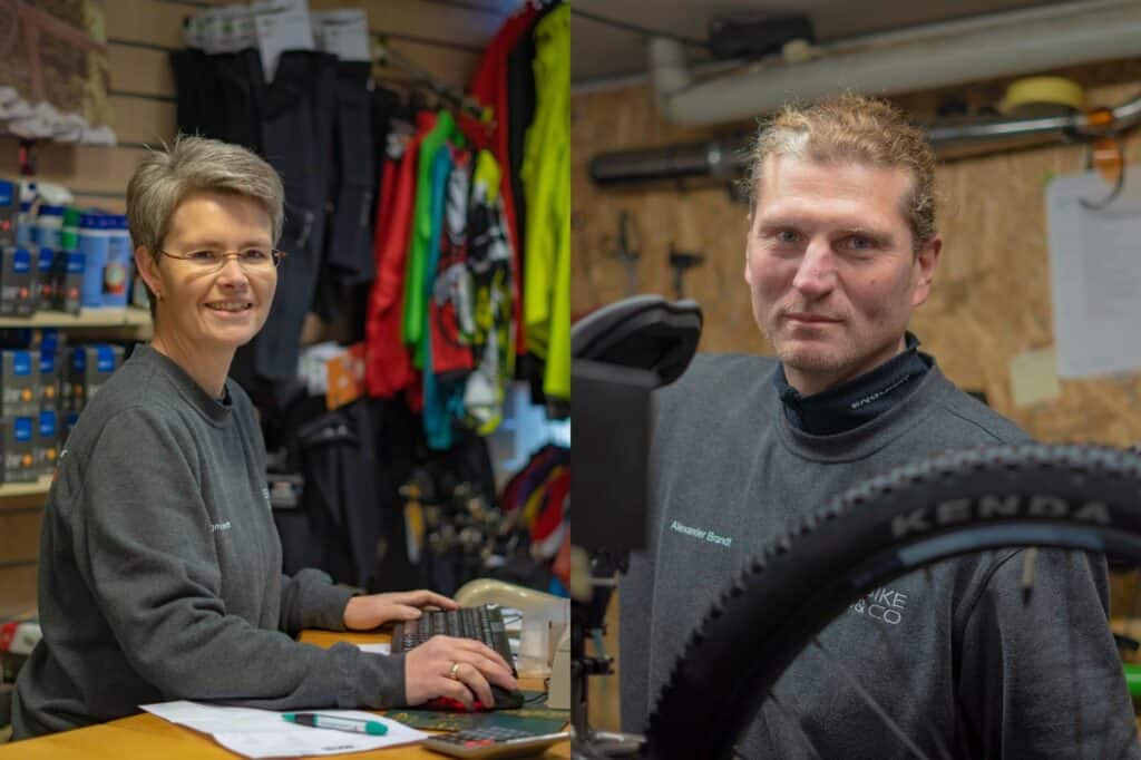Zwei Mitarbeiter im Fahrradgeschäft bei Bike Service Brandt in Vaihingen.