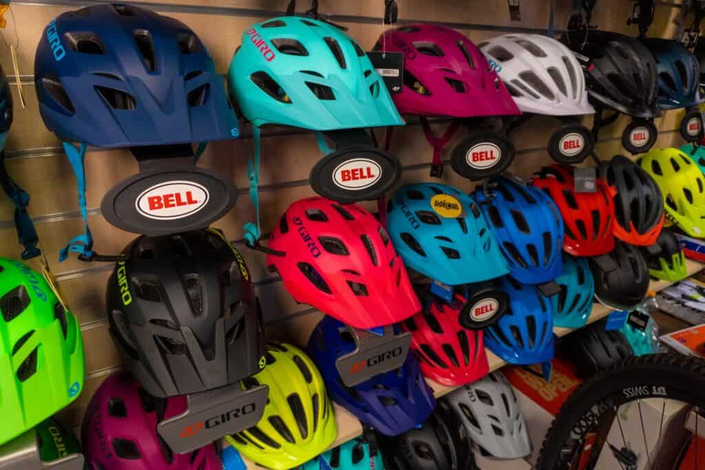 Verschiedene Fahrradhelme in bunten Farben im Fahrradgeschäft.