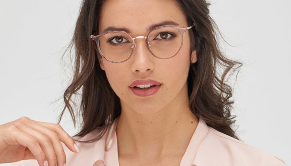 femme lunettes cheveux foncés marron