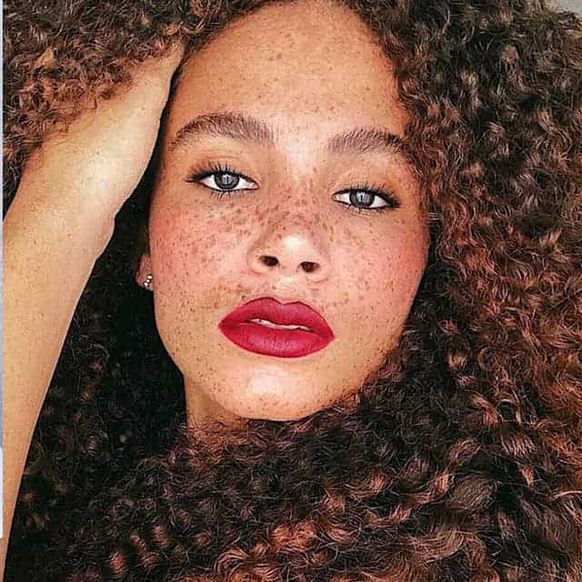 peau mat cheveux cuivré rouge