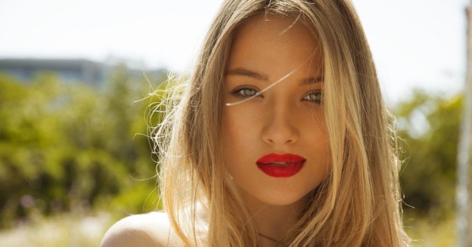 Femme blonde cheveux cassants