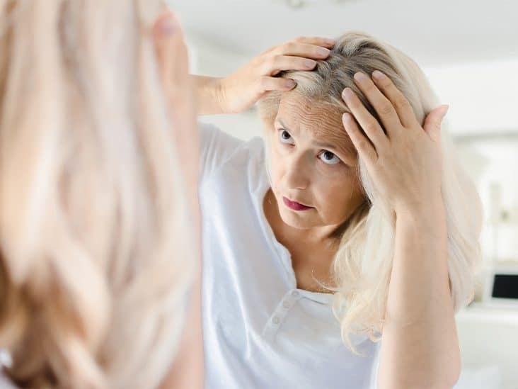 femme repérer ses cheveux blancs