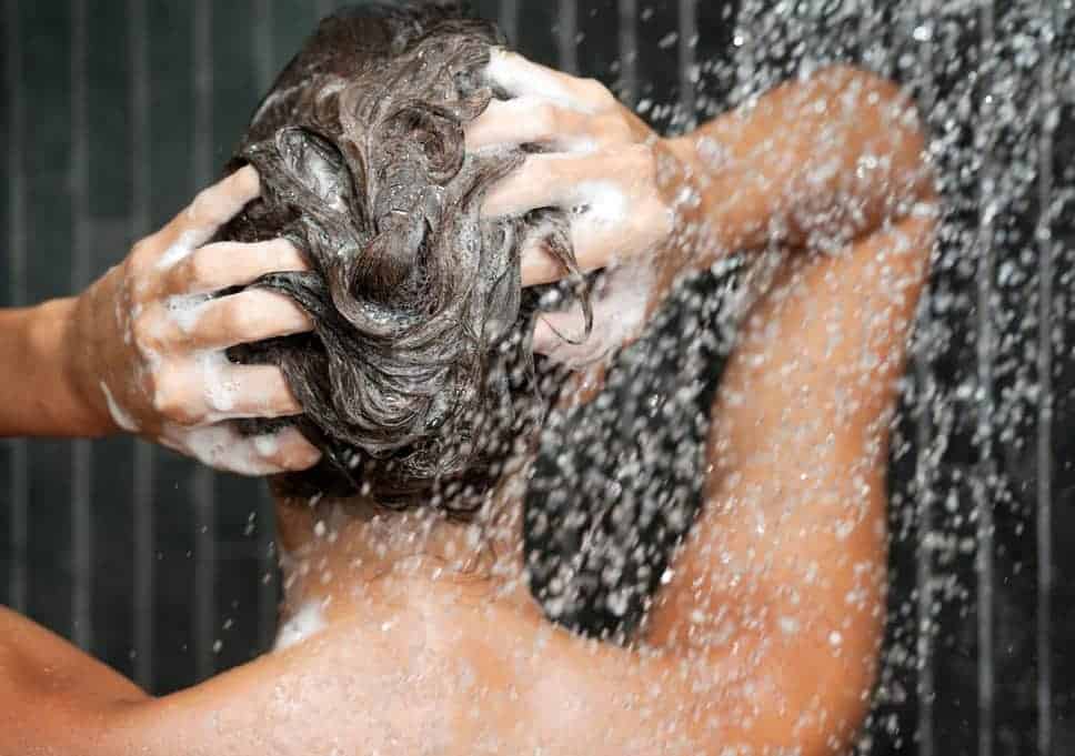 Femme entretient sa chevelure
