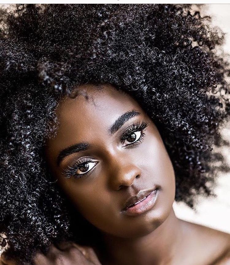 Cheveux crépus bouclés