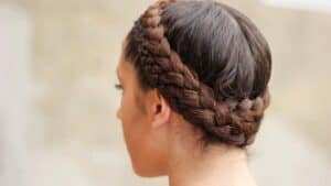 Tresse en couronne comme coiffure pour le nouvel an
