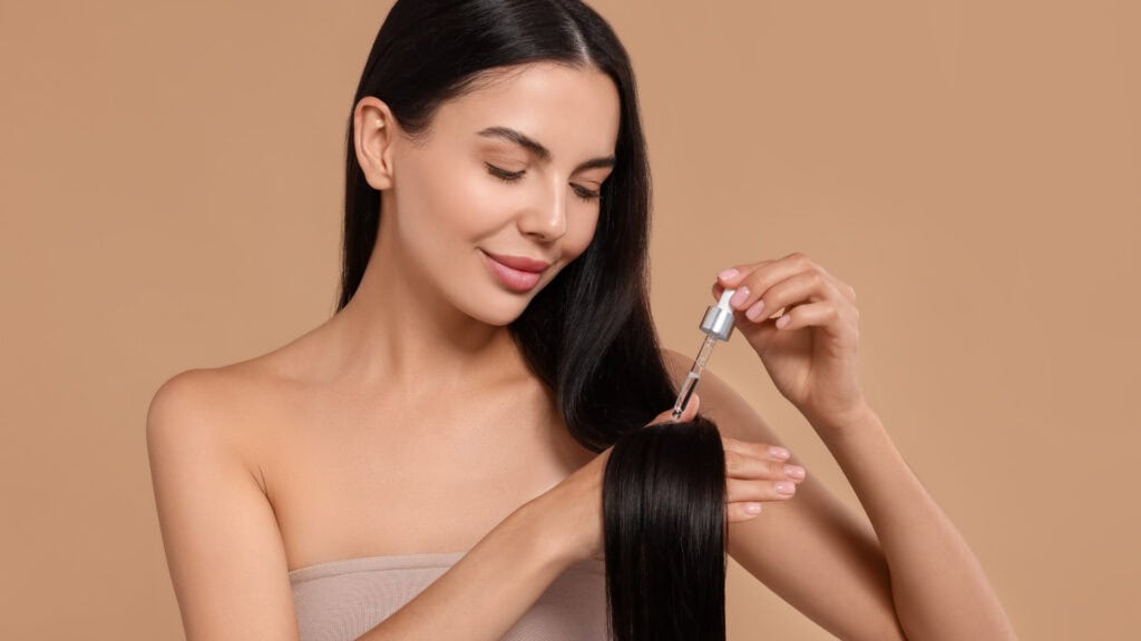 Skinification des cheveux avec du sérum Biocoiff