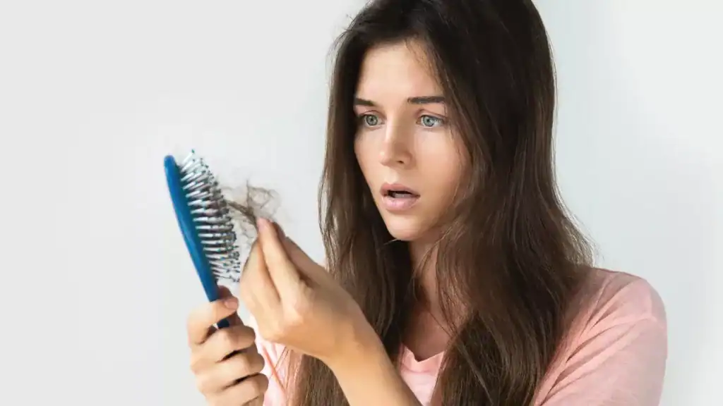 femme-sous-le-choque-du-a-sa-perte-de-cheveux-stress