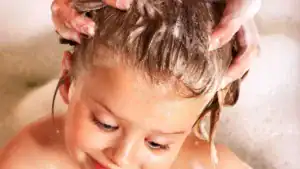 Shampoing sur enfant
