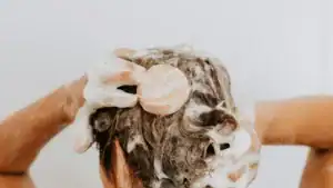 Une femme se lave les cheveux au savon