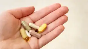 compéments alimentaires dans une main