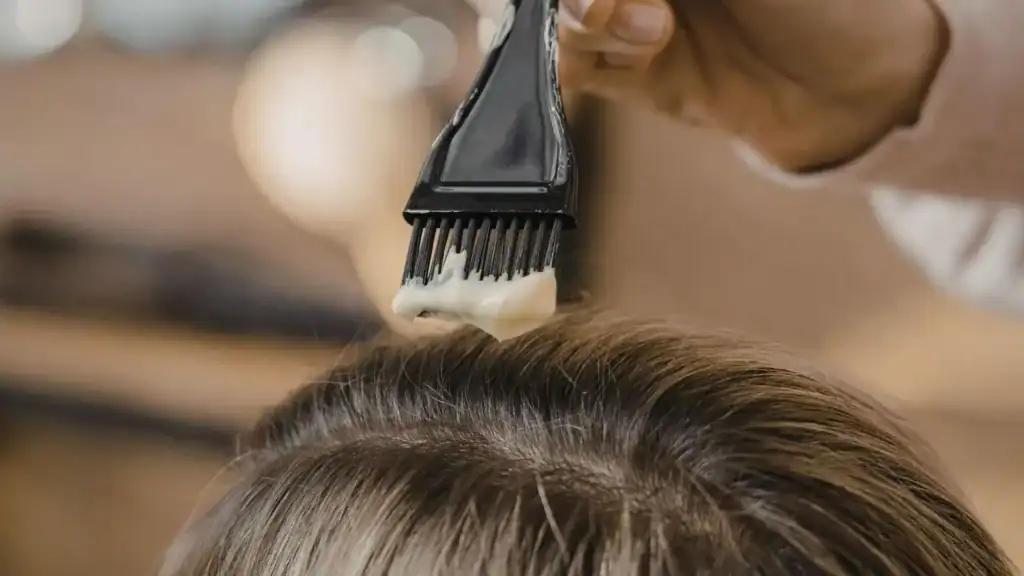 application d'une coloration à la racine