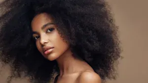 femme avec un affro 