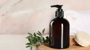 présentation de produits cosmétiques sous forme liquide et solide
