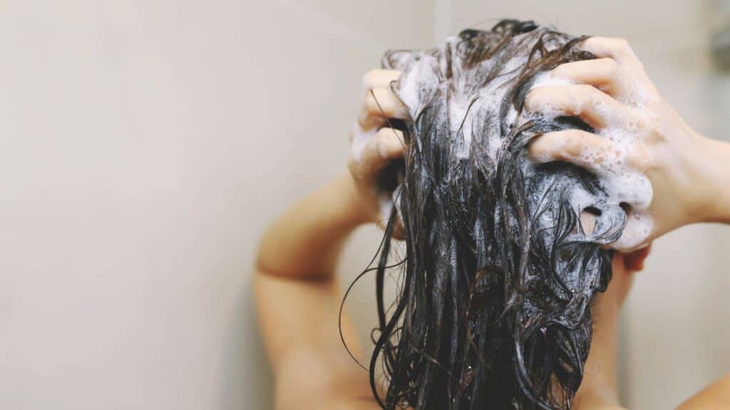 Une femme se lave les cheveux