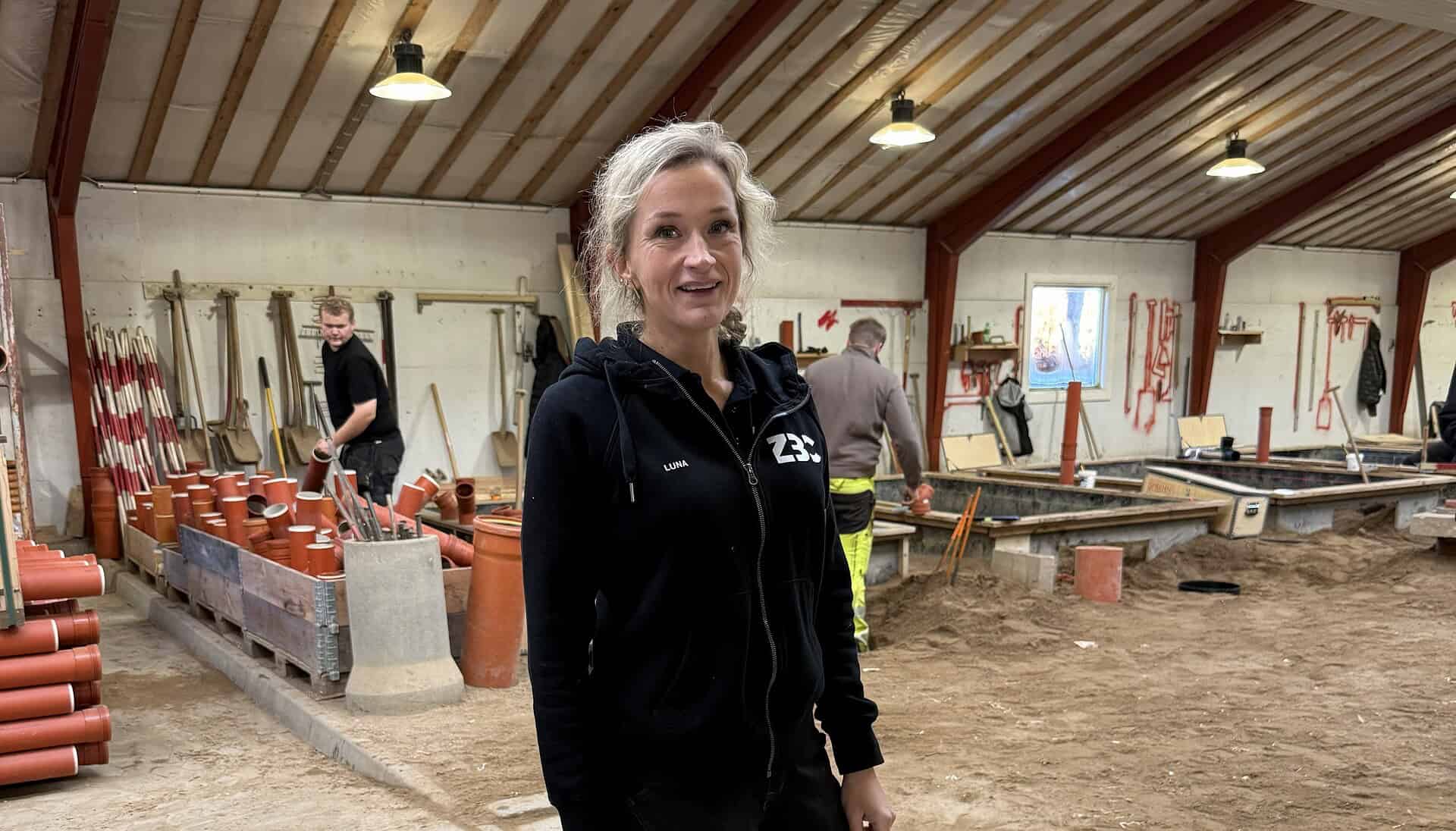 Kvinde i værksted med byggeudstyr til Byggeriets Faglærerpris.