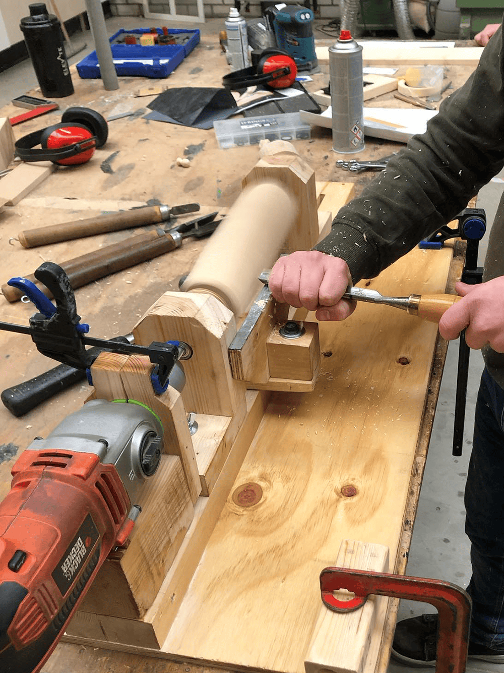 Kozo stoelpoten uit hout slijpen